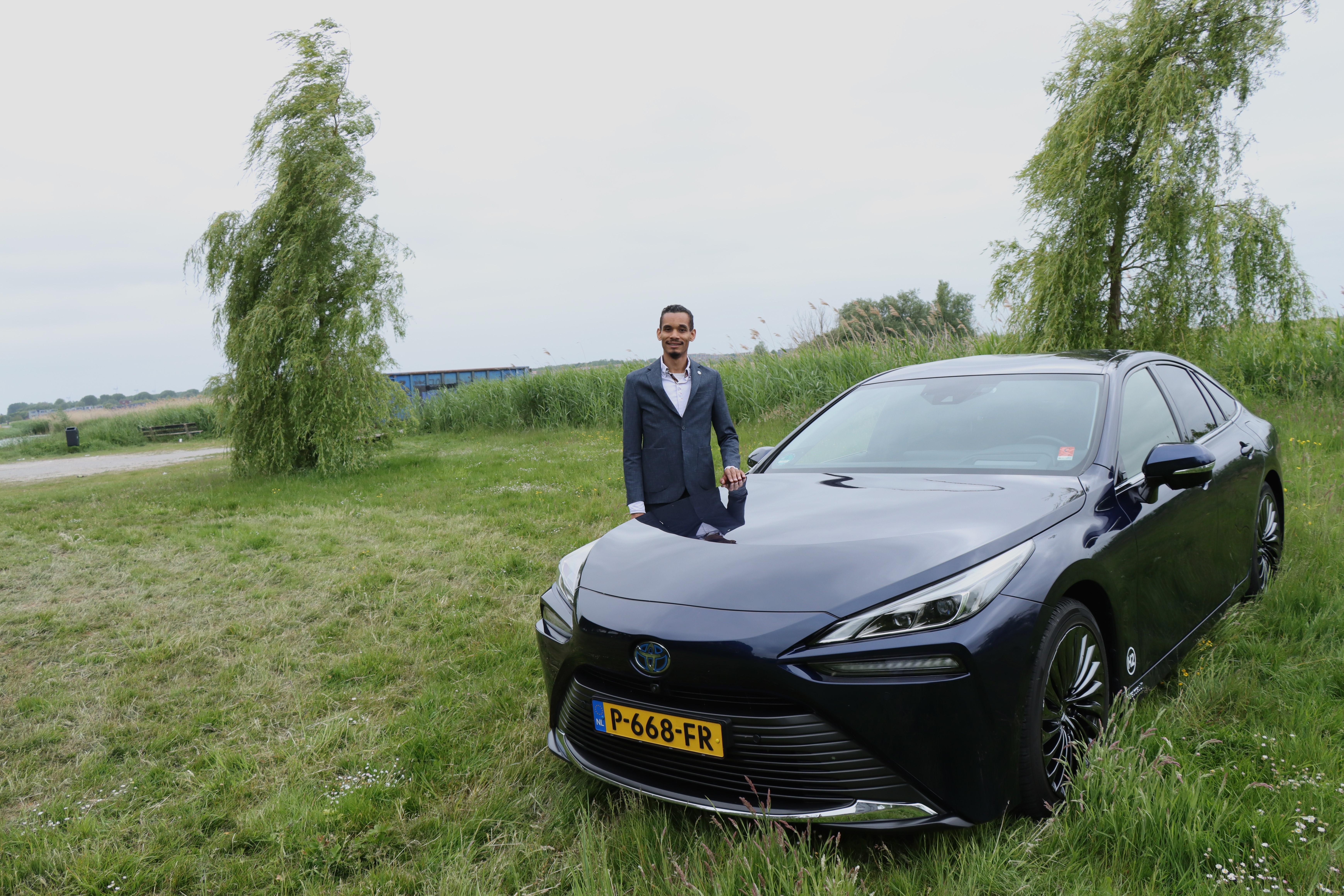 Toyota Mirai met belettering